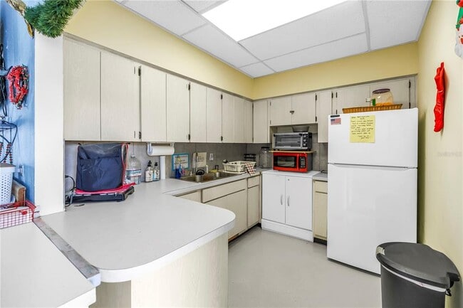 Building Photo - 9224 Mission Oaks Blvd