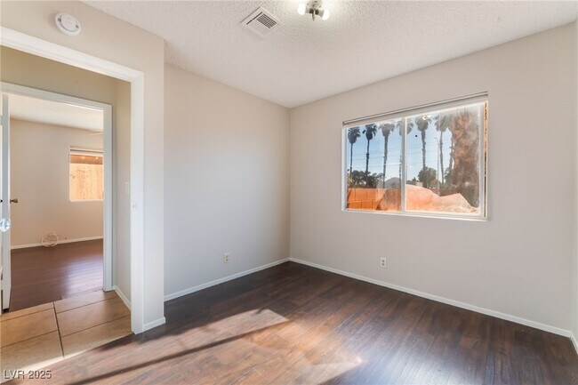 Building Photo - 5453 Requa Ave