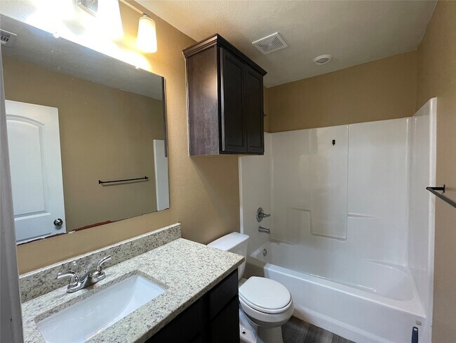 Building Photo - 832 Mockingbird St