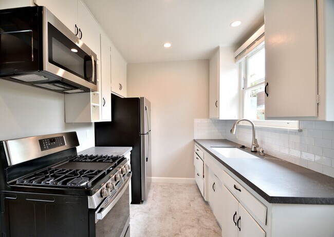 Building Photo - 1350