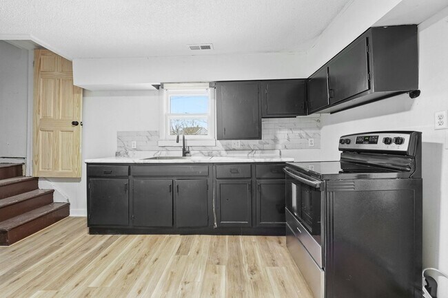 Building Photo - Stylish 2BR with Modern Upgrades