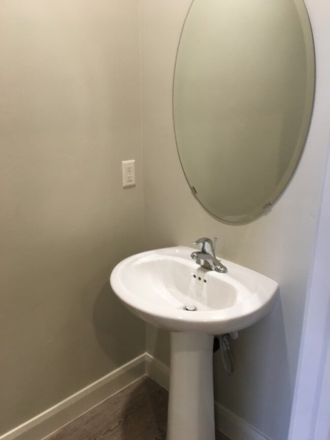 Building Photo - 3 bed 2.5 bath Townhome for rent, small dog allowed!