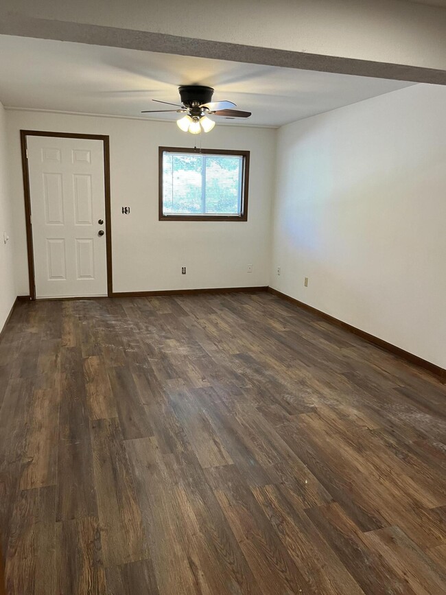 Building Photo - 407 Foxfire Dr