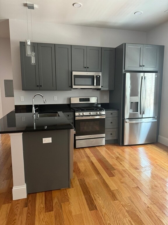 Building Photo - 804 Waverly St