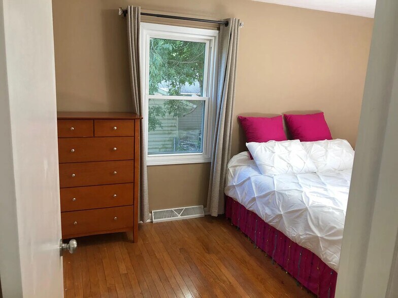 Building Photo - 131 N Hillsdale Dr