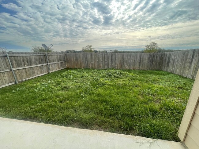 Building Photo - Luxury 3 Bed-2 Bath Duplex in NBTX!