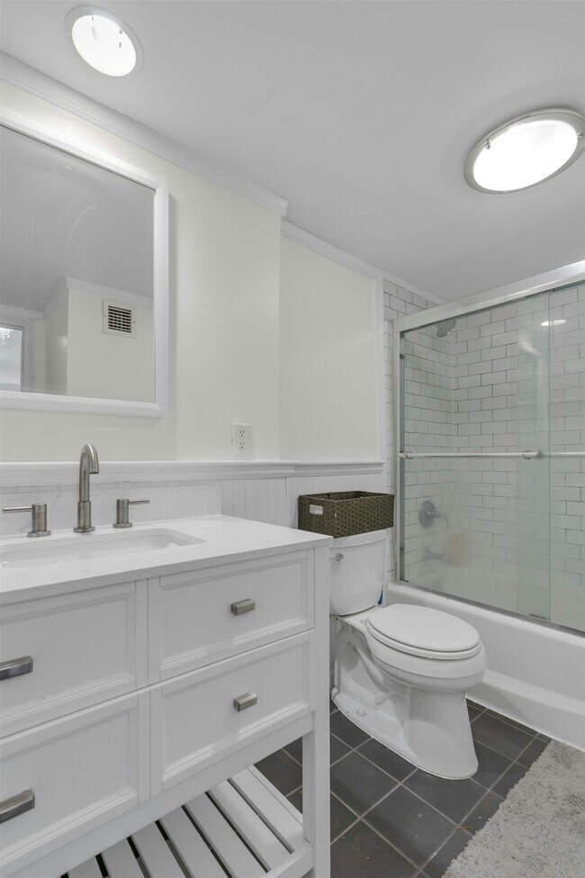 Building Photo - 1203 River Rd