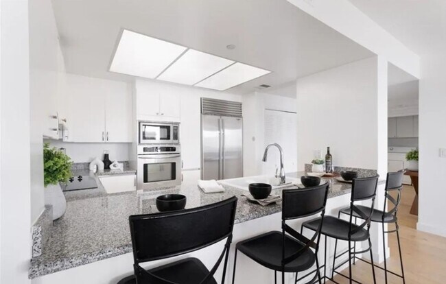 Building Photo - 2-Bedroom, 2-Bathroom Home in Prime Long B...