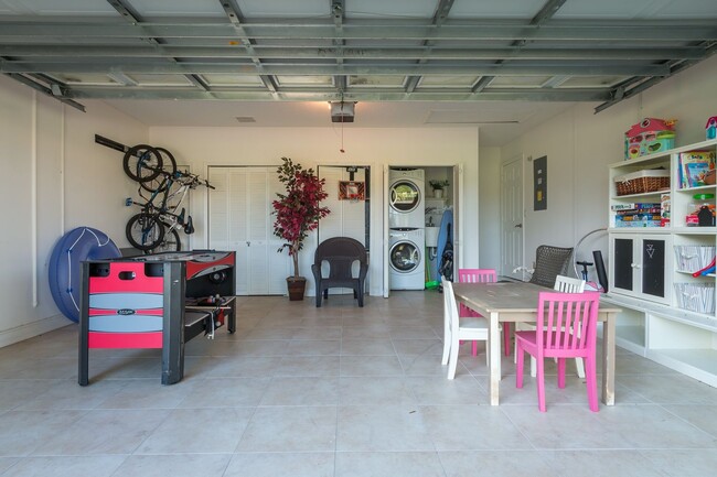 Building Photo - Beautiful Fully Furnished 4 Bedroom 3 Bath...