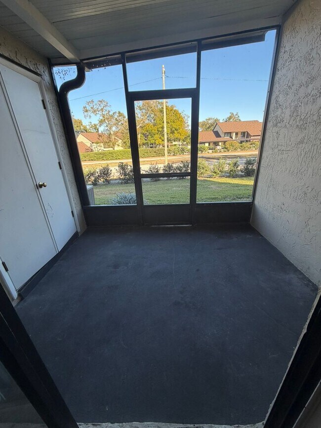 Building Photo - Townhouse in Countryside