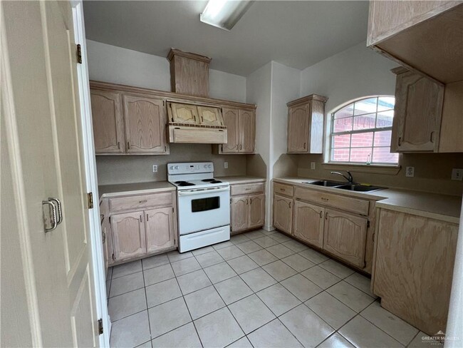 Building Photo - 618 Melanie Dr