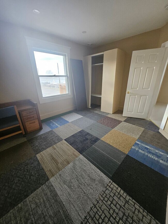 Building Photo - Upper 3 bedroom unit west side