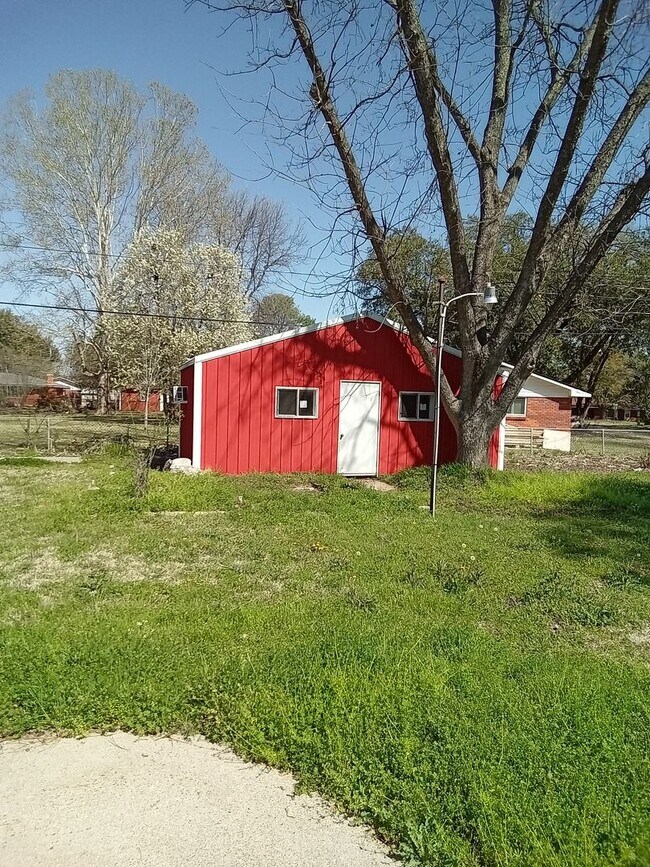 Building Photo - Old Greenacres!!