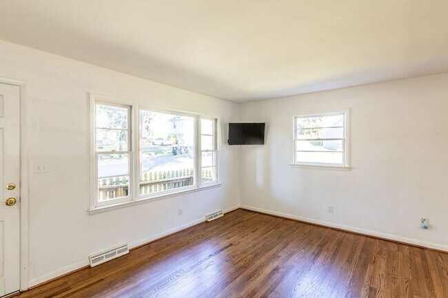 Building Photo - 104 Stratford Ct