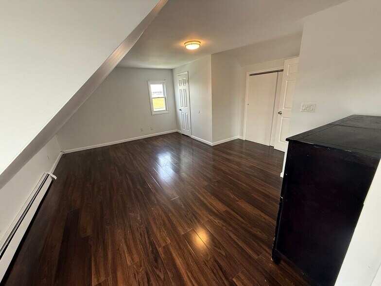 Building Photo - 847 7th St