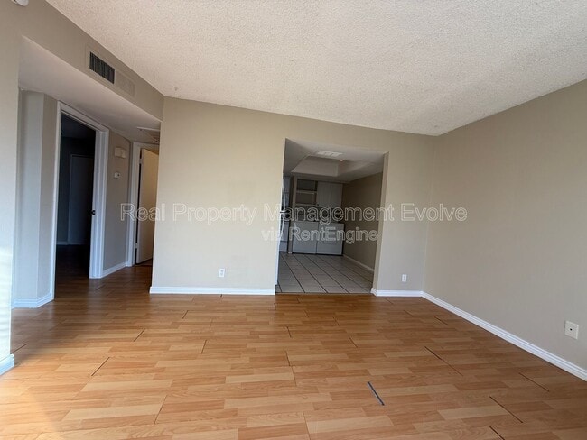 Building Photo - 8010 E Oak St