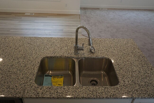 Building Photo - Layton Townhome 3 Bed 2.5 Bath