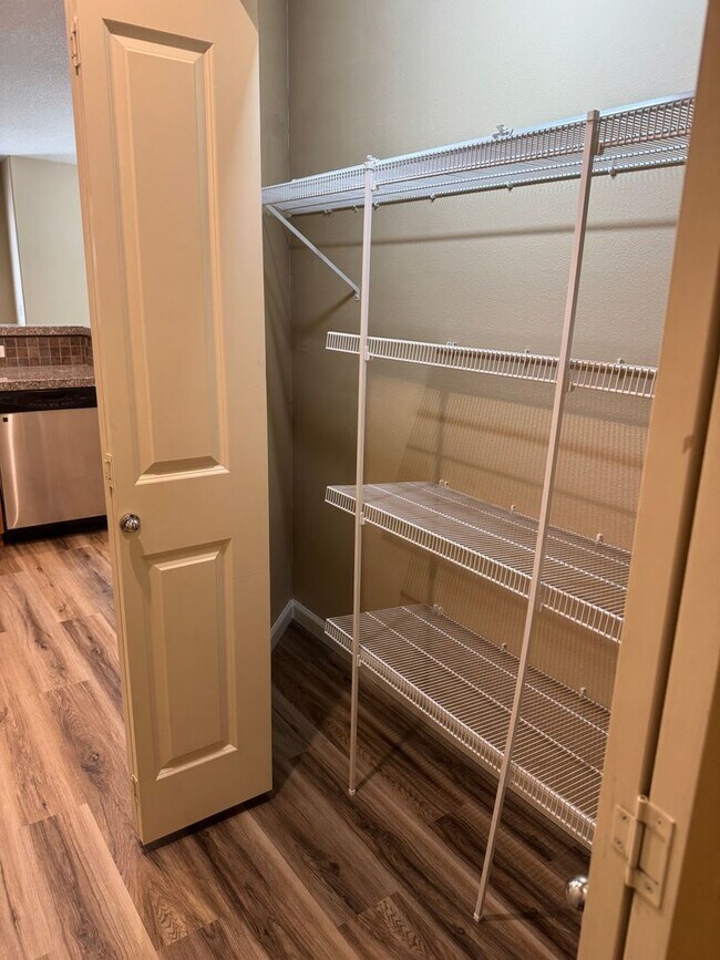 Building Photo - Beautiful 1br Condo in Sherwood. End unit ...