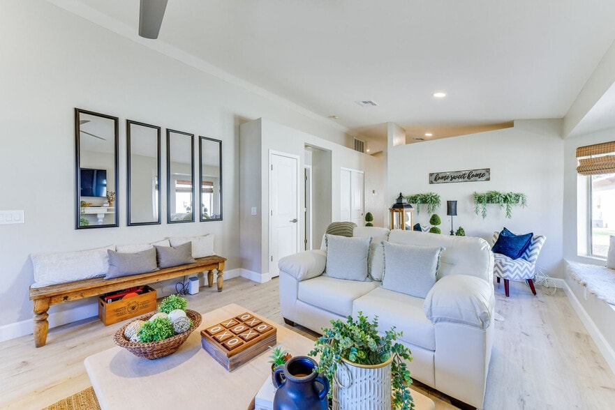 Building Photo - 1120 N Val Vista Dr