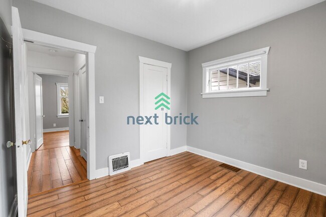 Building Photo - A beautiful 3 bed and 1 bathroom house for rent