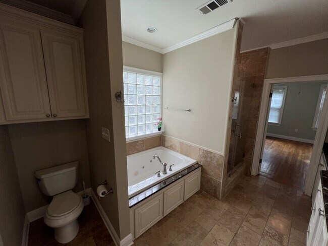 Building Photo - Vintage 3 Bedroom Home in historic University Gardens near LSU Lakes!