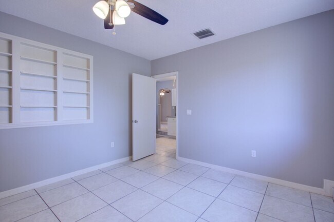 Building Photo - 4023 E Orange Ave