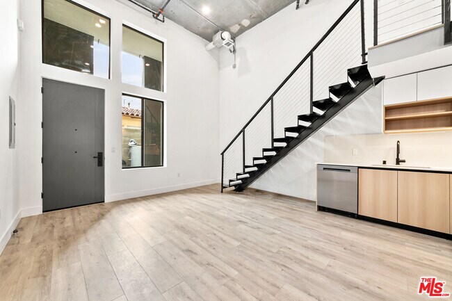 Building Photo - 11013 Hartsook St