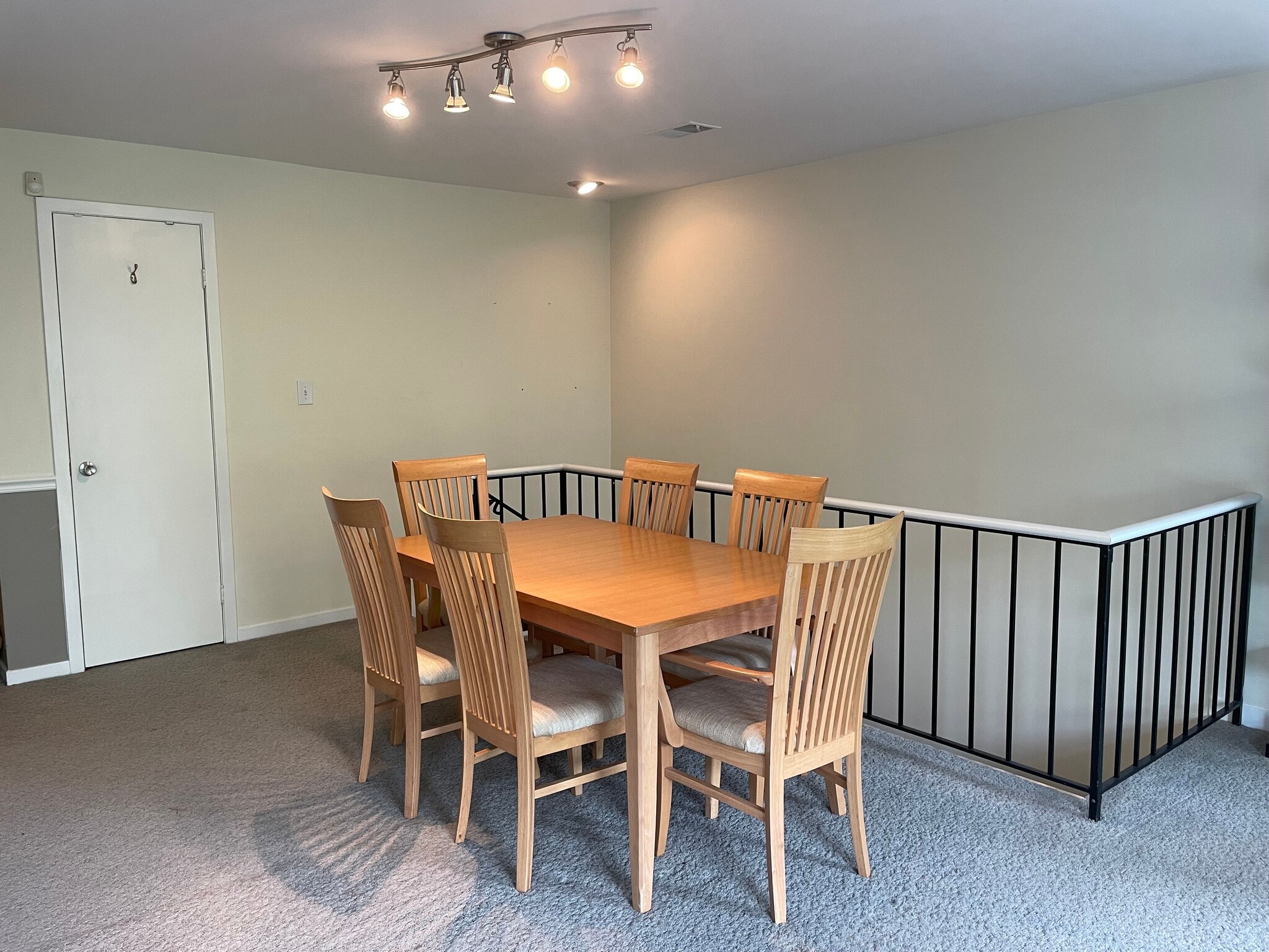 Dining area - 10 W Hill St