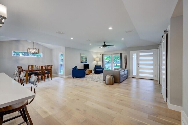 Building Photo - 2500 Pinewood Terrace