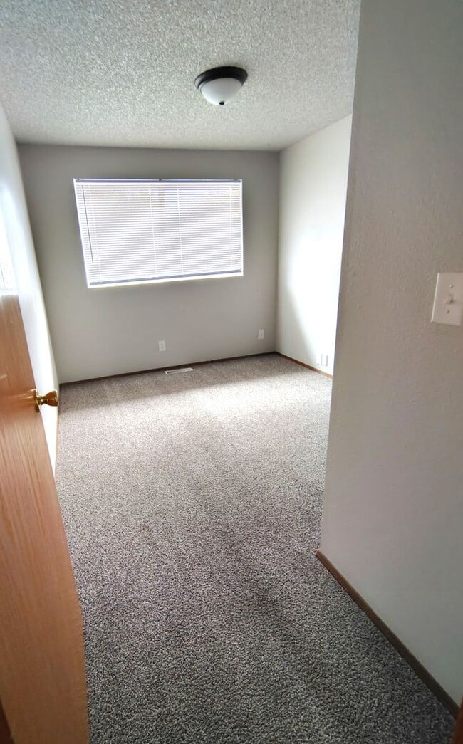 Building Photo - ******* FANTASTIC RAMBLER in friendly neig...