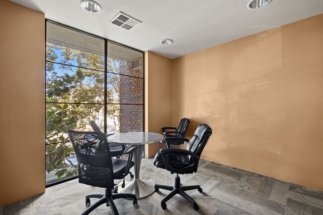 Building Photo - Modern and Luxurious 1 Bedroom 1 Bath Condo in the Desirable Brickyard Community