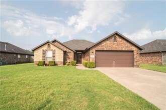 Building Photo - 704 SW Cabriolet St