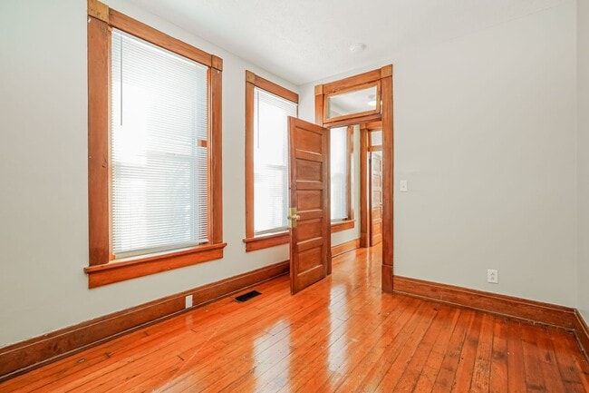 Building Photo - E. Main/802-804 - 804