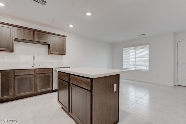 Building Photo - 933 Watford Pl