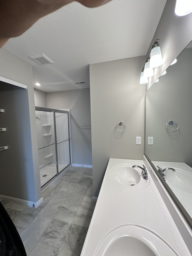 Building Photo - 3400 Fieldview Dr