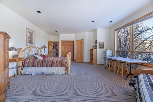 Building Photo - Attached garage! Beautiful views! Heart of...