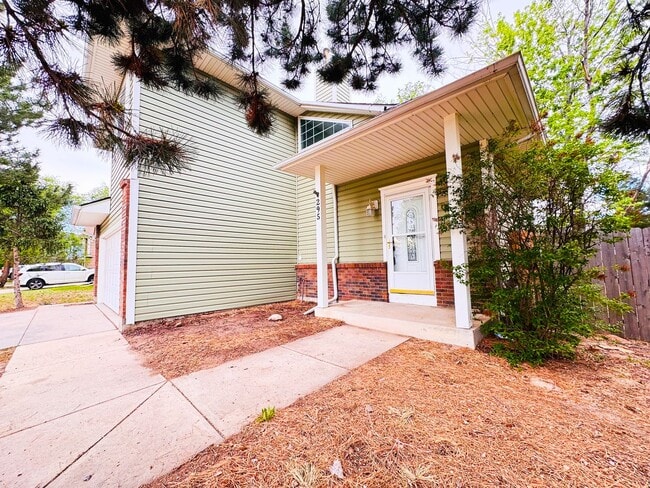Building Photo - 4 bedroom with large backyard