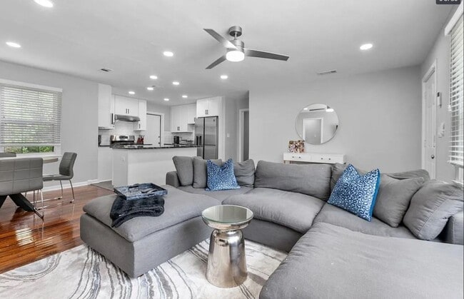 Building Photo - 4 bedroom 2 bath house fully renovated, Available August 2026!