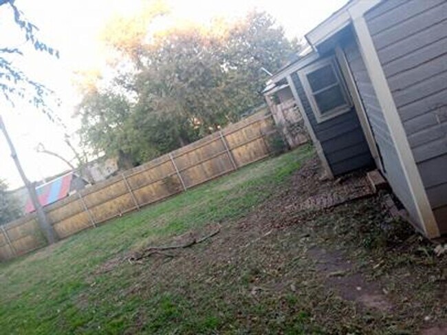 Building Photo - 2 Bed House with Large Yard