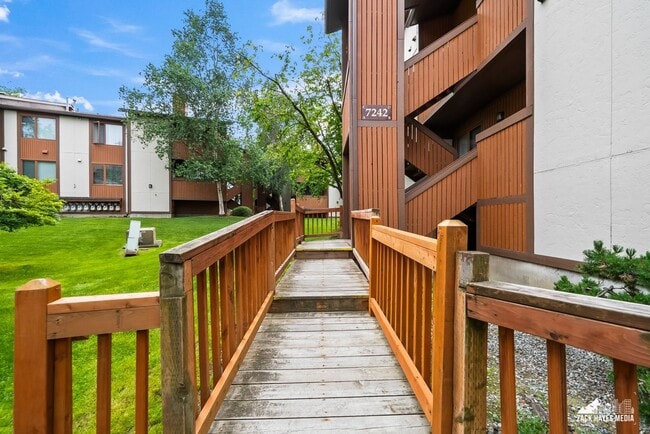 Building Photo - 7242 Foxridge Cir
