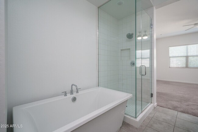 Building Photo - 14084 W Desert Flower Dr
