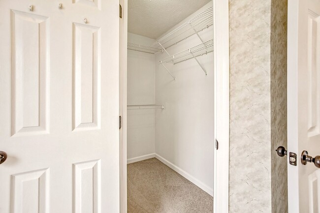 Building Photo - Apartment with Landscaping and washer/drye...