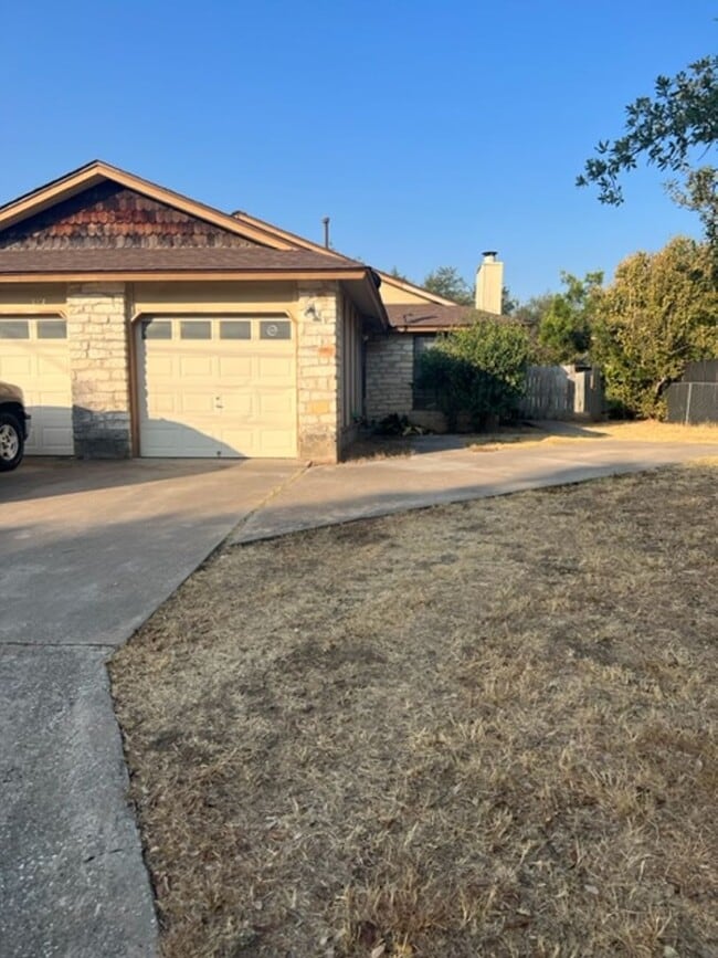 Building Photo - 932