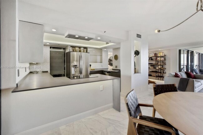 Building Photo - 2843 S Bayshore Dr