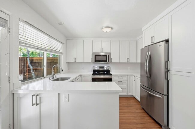 Building Photo - Luxury  2 bedroom Townhome in Great Location