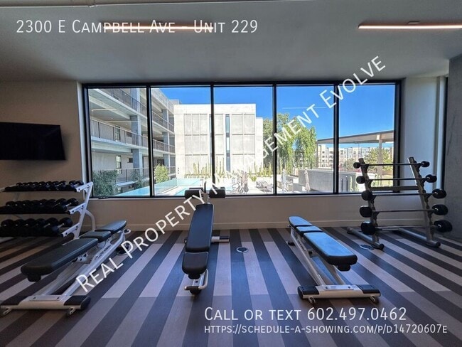 Building Photo - Luxurious Living In This High-end Condo! *...