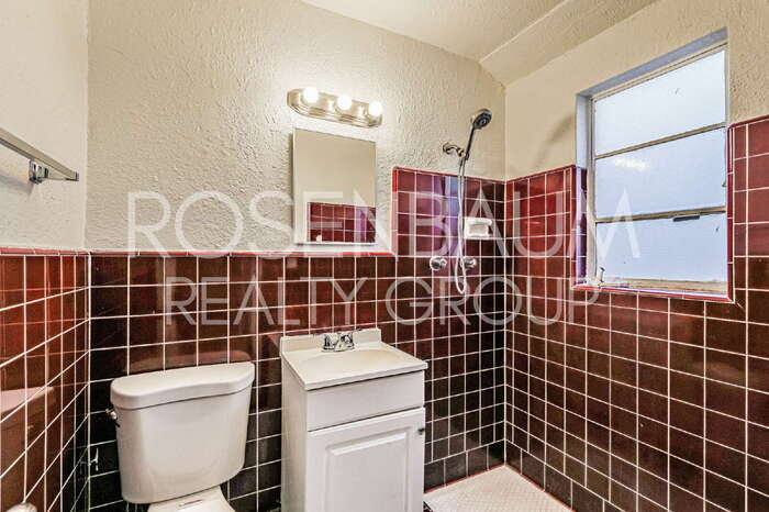 Building Photo - 302 W Flores St