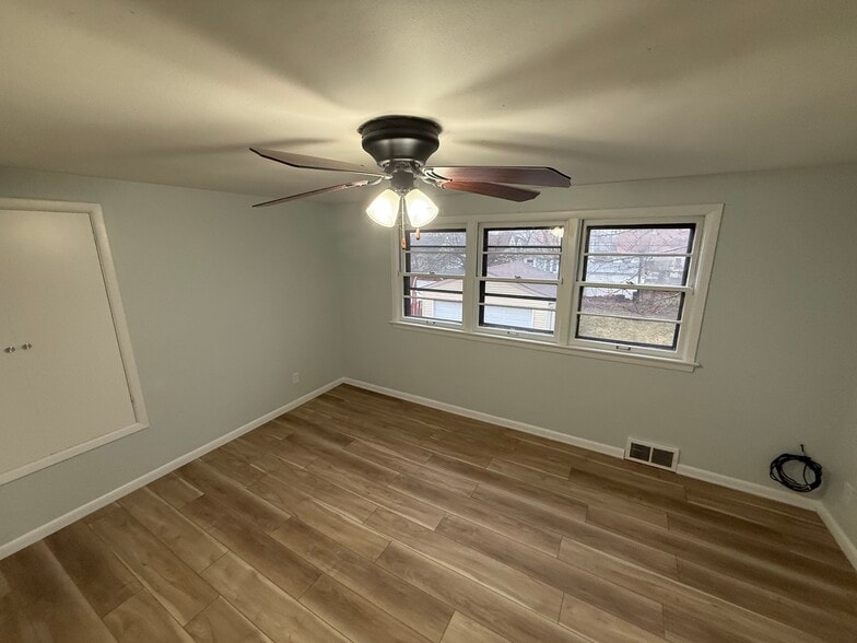 bedroom 3 - 4185 Eastway Rd