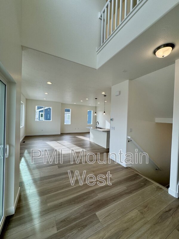 Building Photo - 805 W 510 S