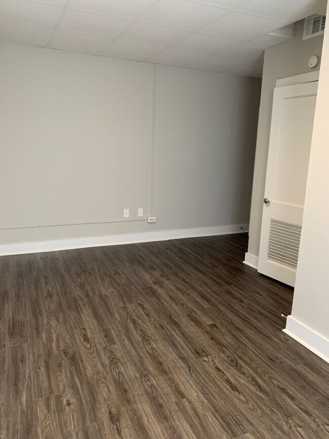 Building Photo - 2 Bedroom 1  Bath Apartment